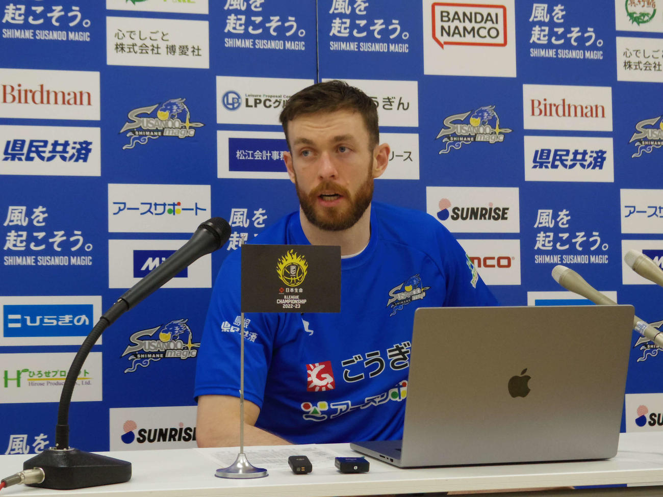 試合後の記者会見に出席したB1島根のケイ