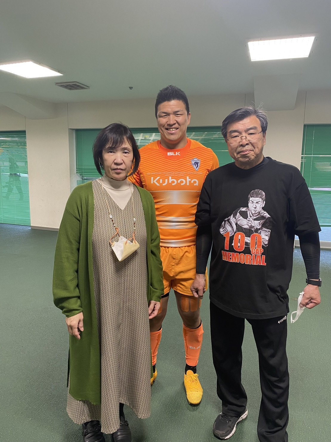 3月11日静岡戦でリーグ通算100試合出場を果たし、母みどりさん（左）、父理さん（右）と写真に納まる東京ベイCTB立川理道（本人提供）