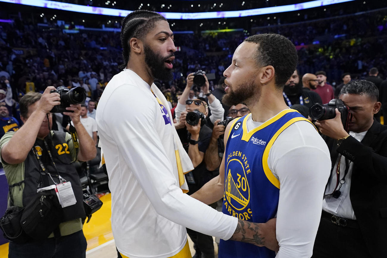 試合後に話すレイカーズのデービス（左）とウォリアーズ・カリー（AP)