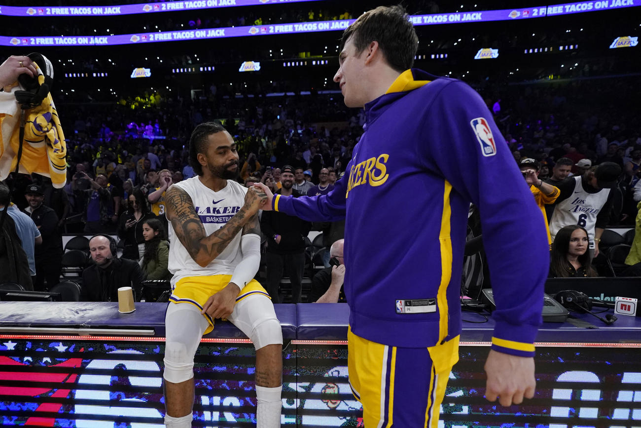 試合後に握手するウォリアーズのリーヴスとレイカーズのラッセル（AP)