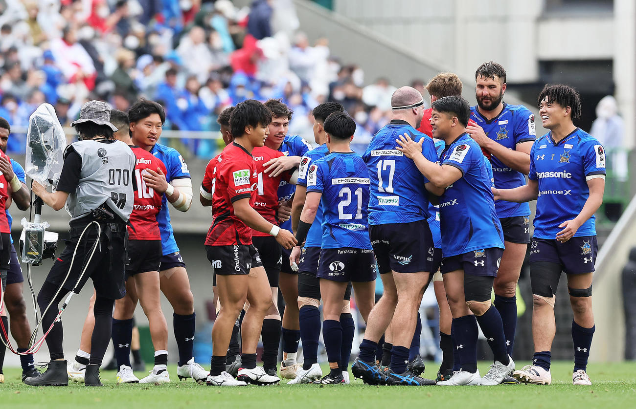 埼玉対横浜　試合を終え、健闘をたたえ合う埼玉稲垣（左から2人目）ら（撮影・足立雅史）