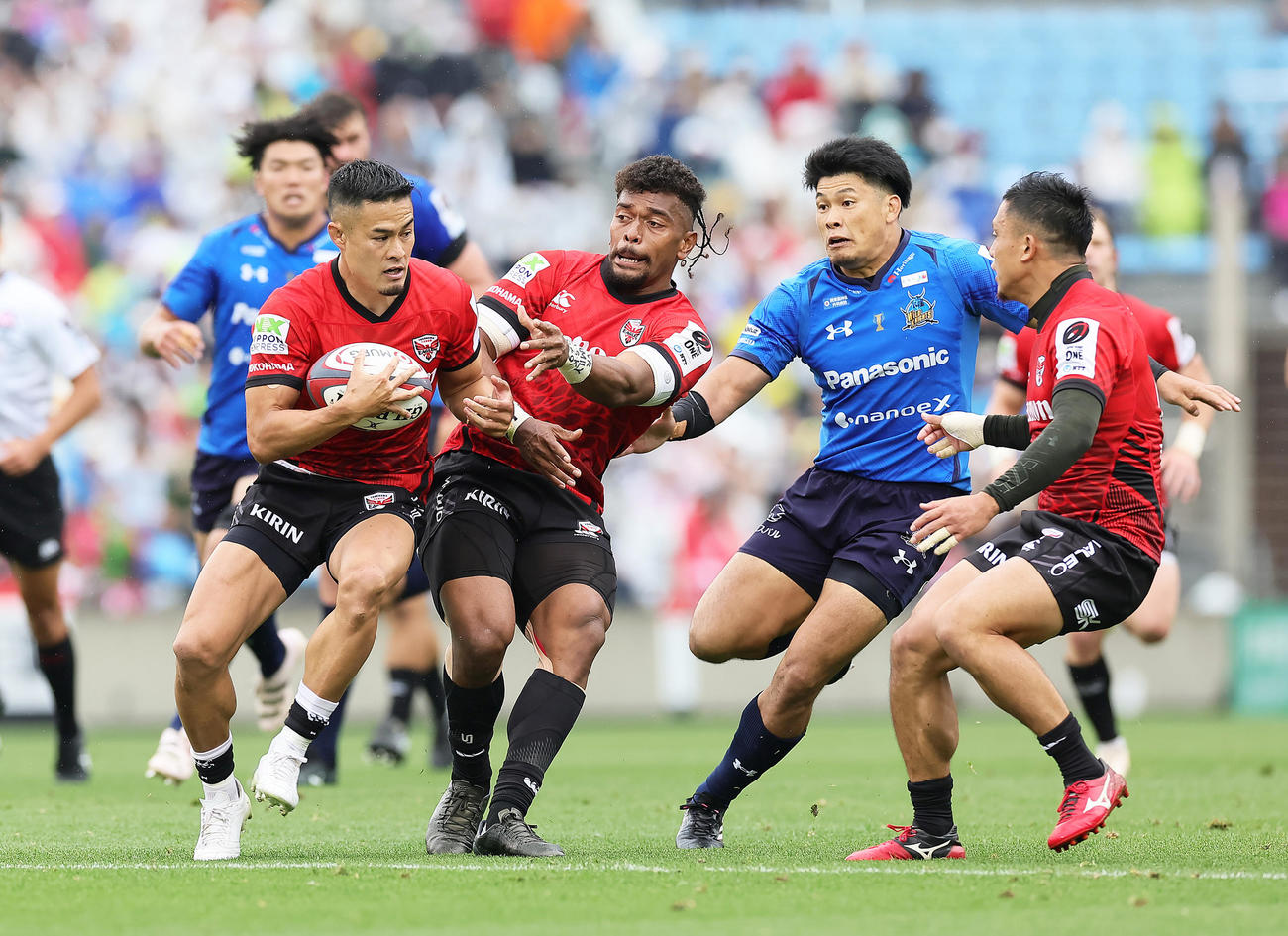 埼玉対横浜　前半、競り合う横浜田村（左端）ら（撮影・足立雅史）