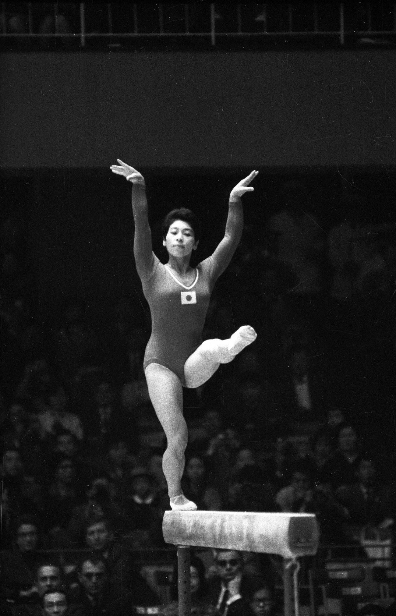 64年10月、東京五輪体操女子の池田敬子さんの平均台