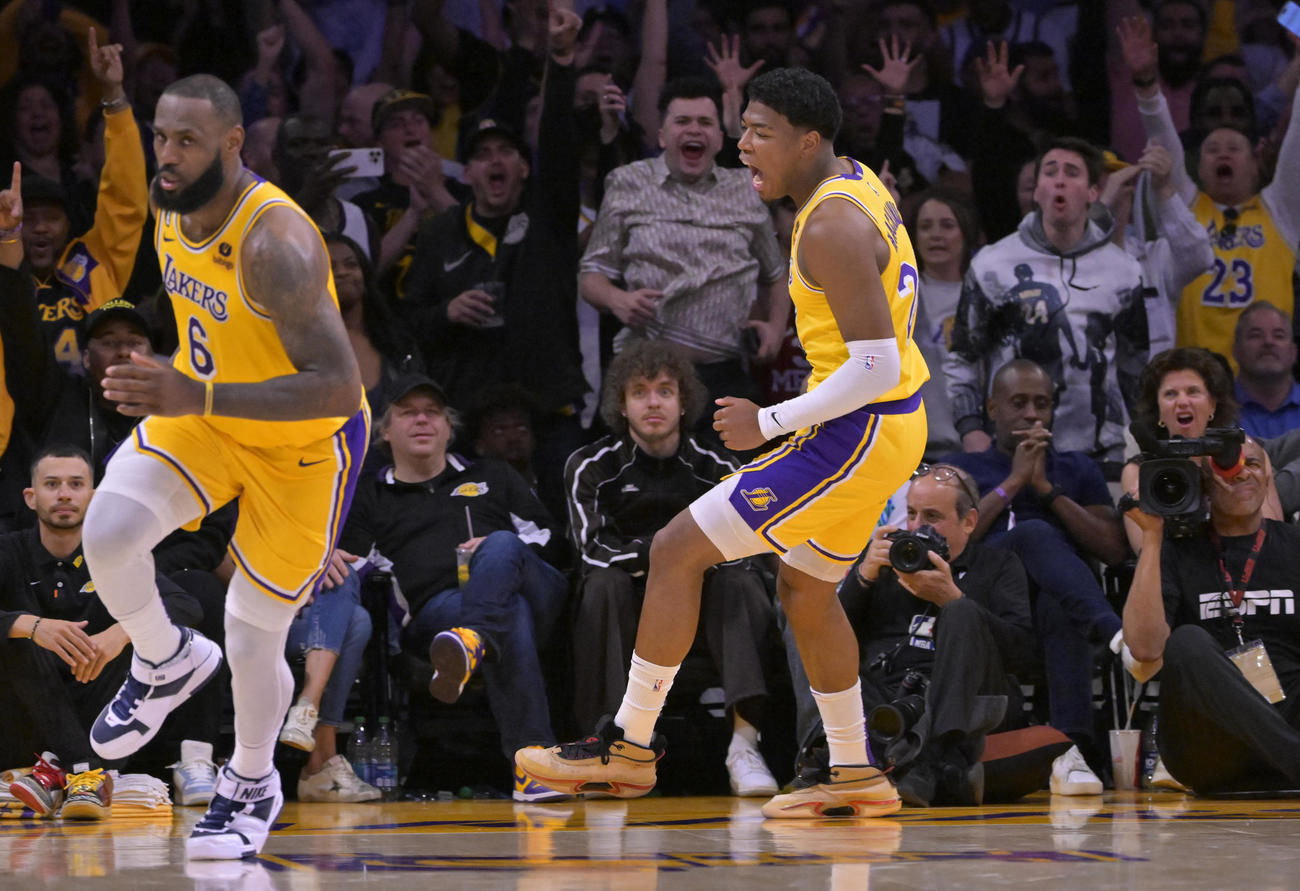 シュートを決めほえる八村（右）とレブロン・ジェームズ（USA TODAY）