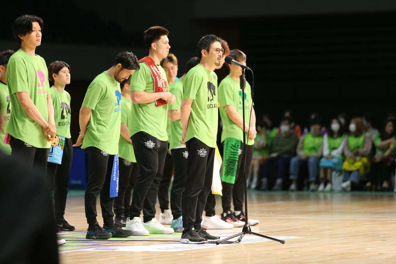 小野寺監督代行（中央）は、ブースターの前で今季を振り返る（撮影・中島洋尚）