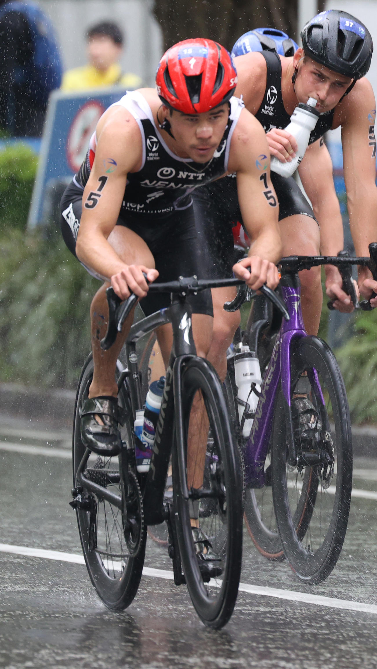 エリート男子　雨中でバイクを激走させるニナー（撮影・中島郁夫）