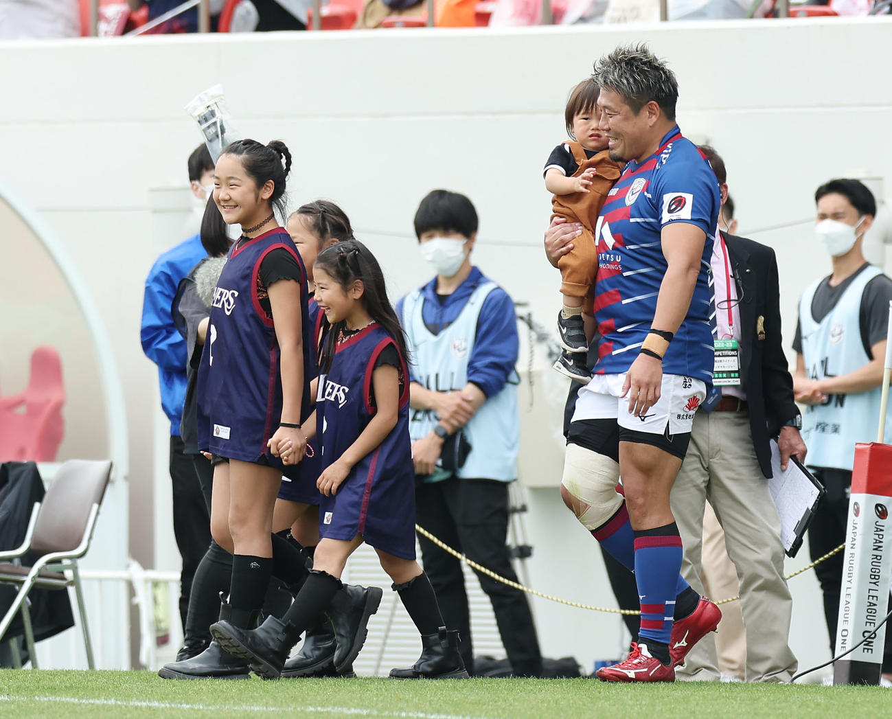 花園対浦安　家族と一緒に入場する花園フッカー樫本（手前右）（撮影・前田充）