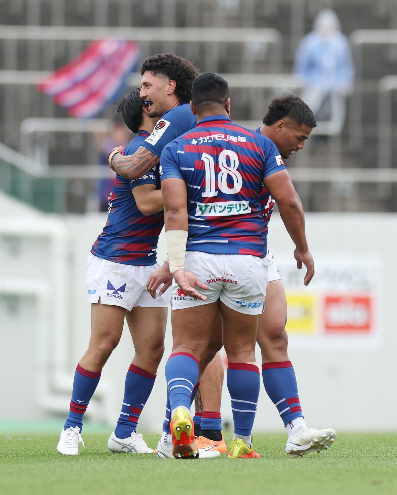 花園対浦安　浦安に勝利し1部残留を決め、喜ぶ花園の選手たち（撮影・前田充）