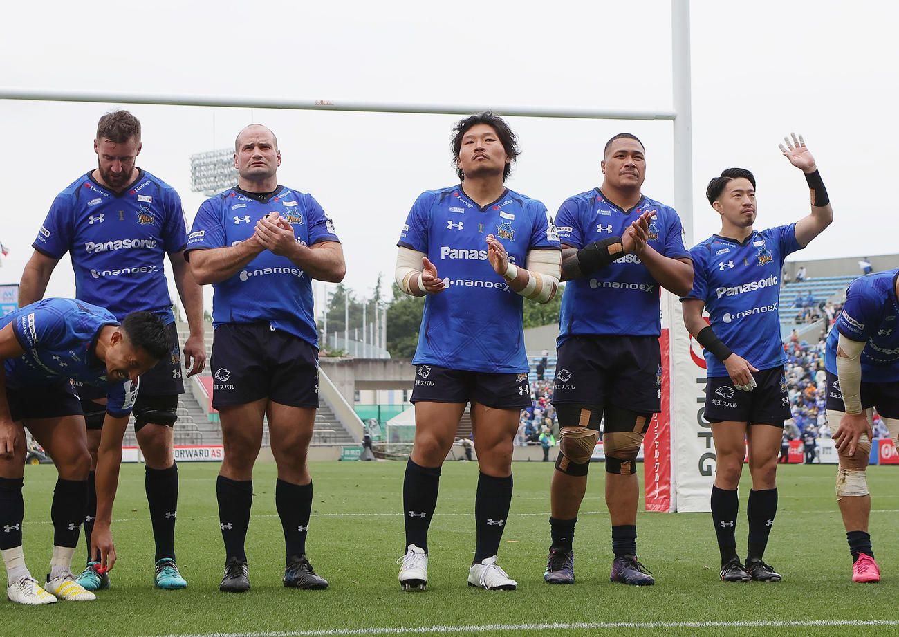 埼玉対横浜　決勝進出を決めスタンドの声援に応える埼玉稲垣（中央）ら（撮影・足立雅史）