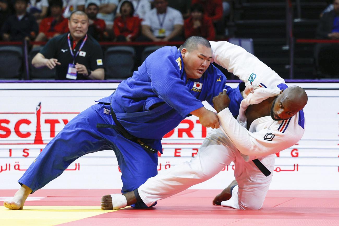 準々決勝　フランスのテディ・リネール（右）と対戦する斉藤立（共同）