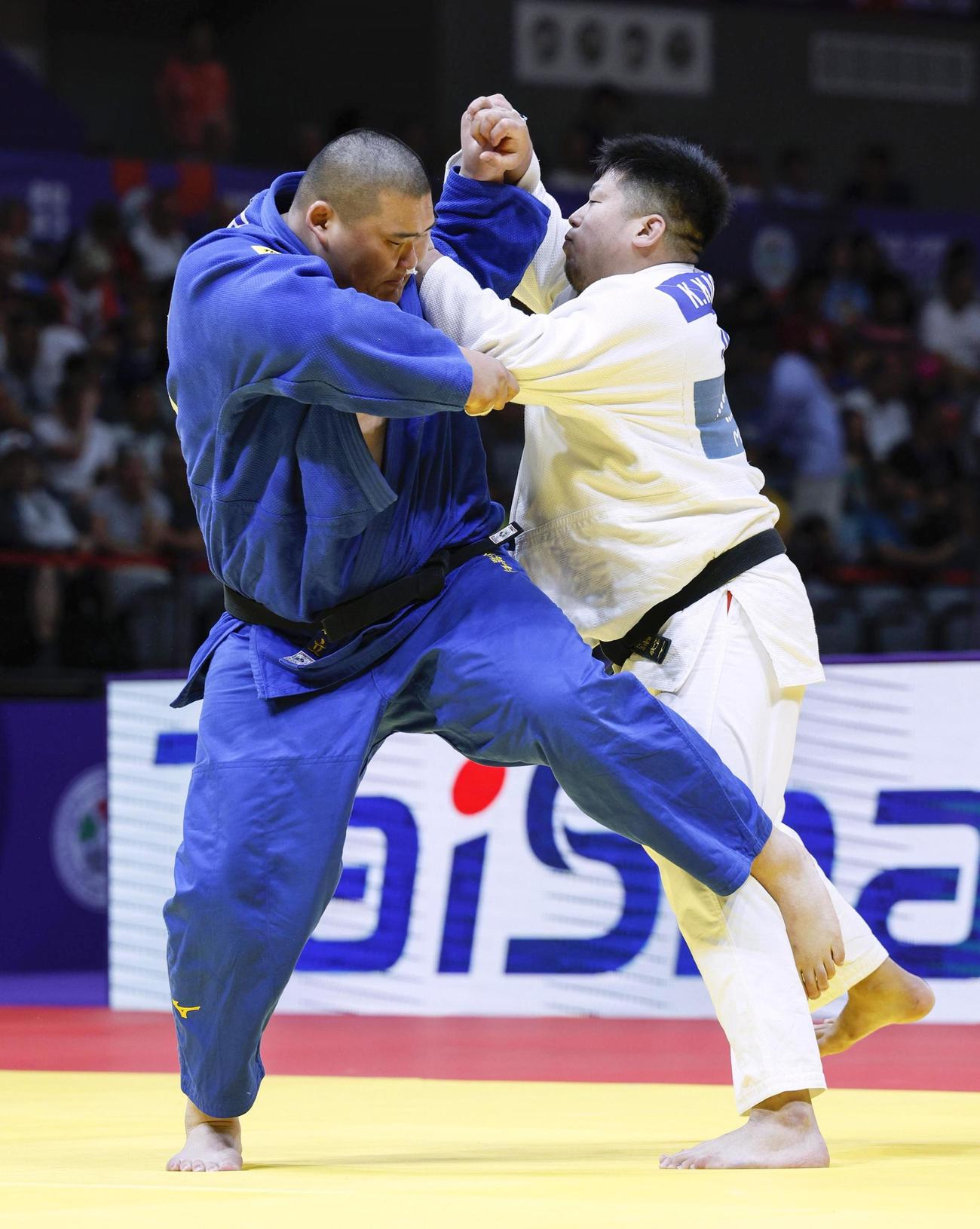 敗者復活戦　対戦する斉藤立（左）と影浦心（共同）