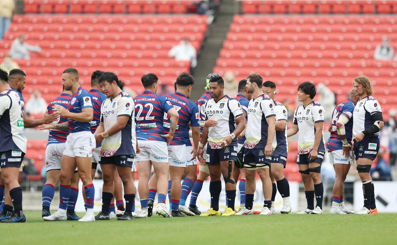 花園対浦安　試合後、健闘をたたえ合う両チームの選手たち（撮影・前田充）