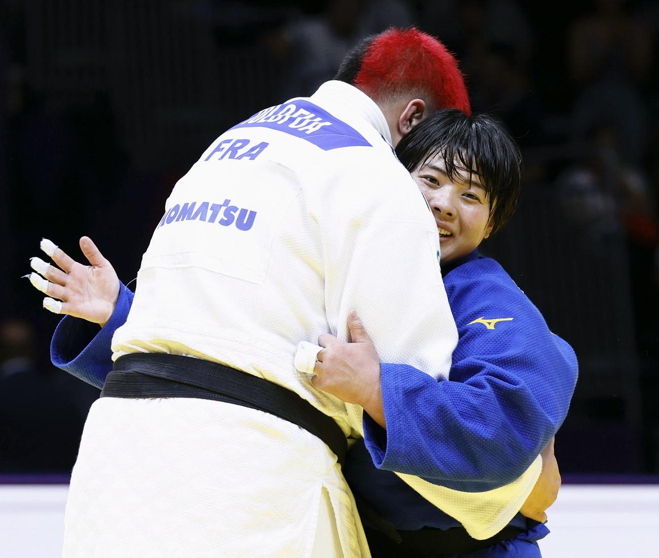 女子78キロ超級でフランスのジュリア・トロフュア（左）を破って優勝し、笑顔の素根輝（共同）