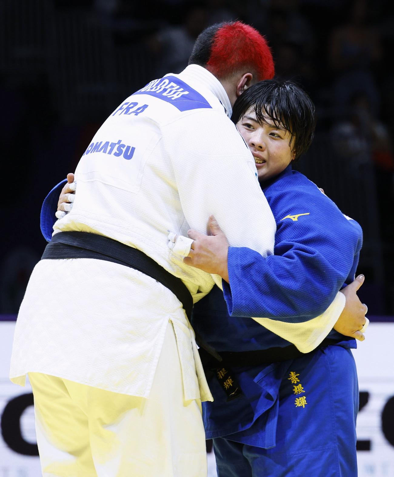女子78キロ超級でフランスのジュリア・トロフュア（左）を破って優勝し、笑顔の素根輝（共同）