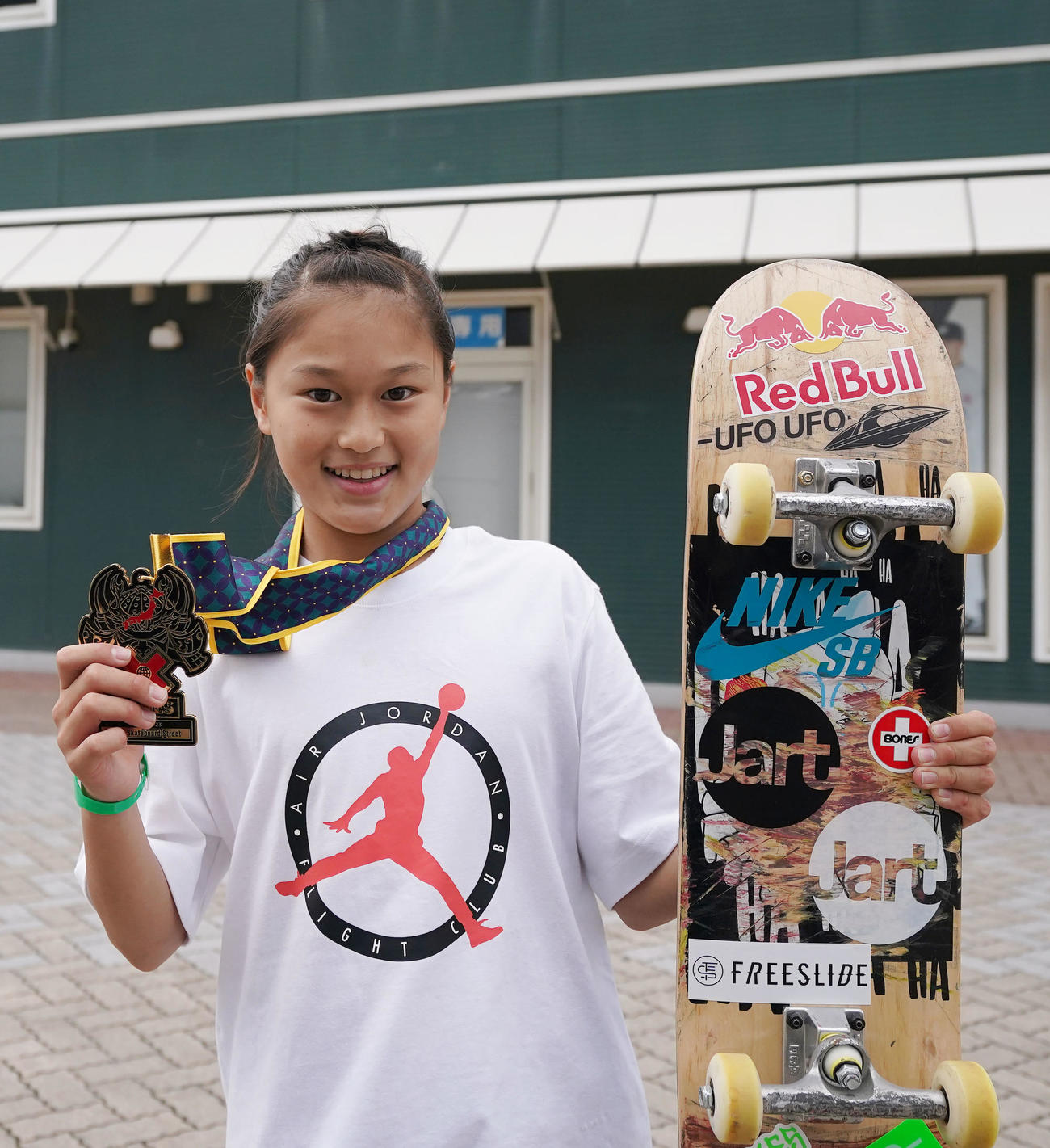 男子スケートボードストリート　で優勝し、メダルを手に笑顔を見せる小野寺（撮影・狩俣裕三）