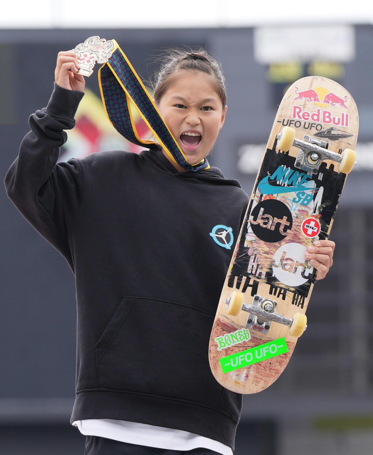 男子スケートボードストリートで優勝し、表彰式で喜ぶ小野寺（中央）（撮影・狩俣裕三）