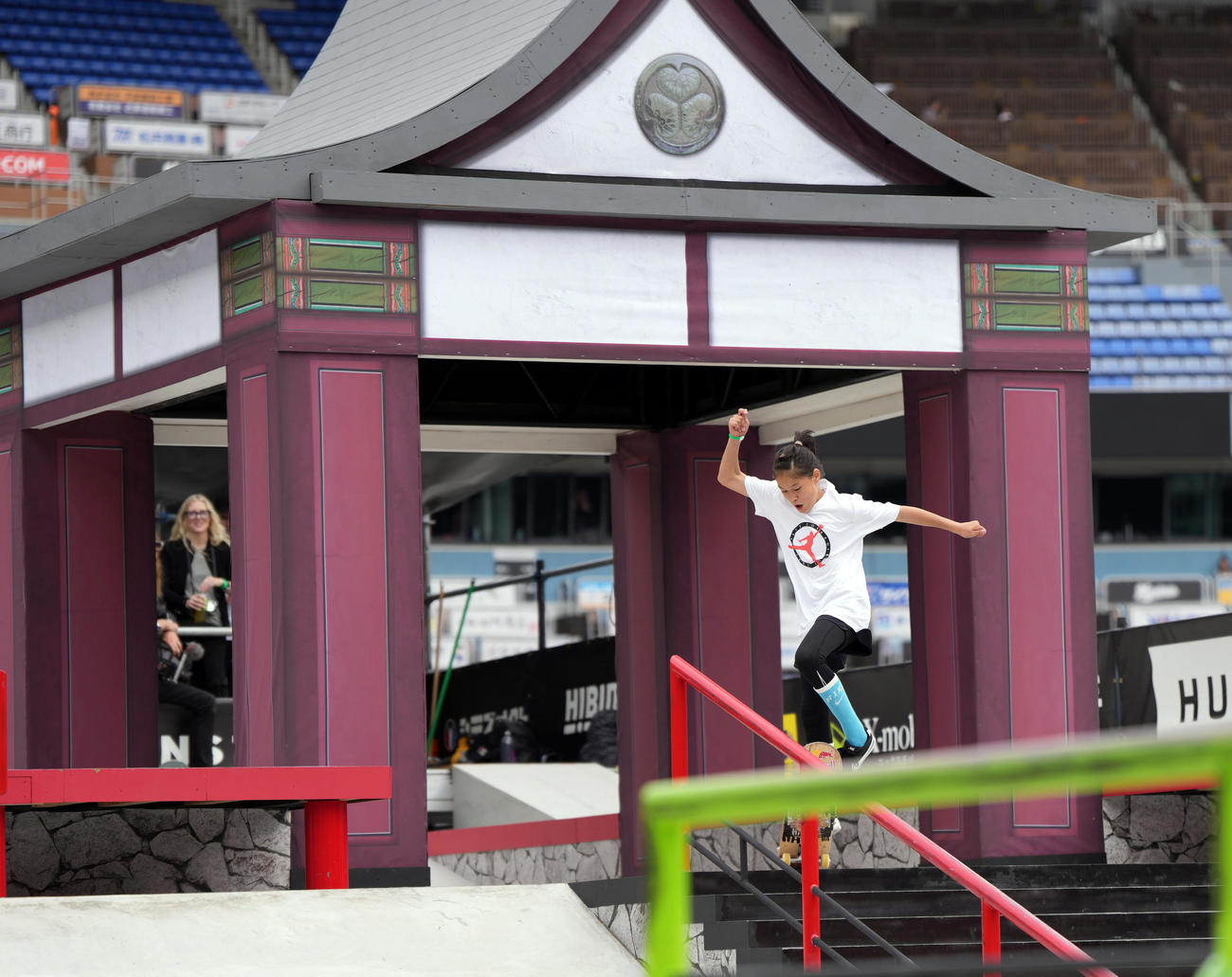 男子スケートボードストリートで和風のオブジェをバックに演技をする小野寺（撮影・狩俣裕三）