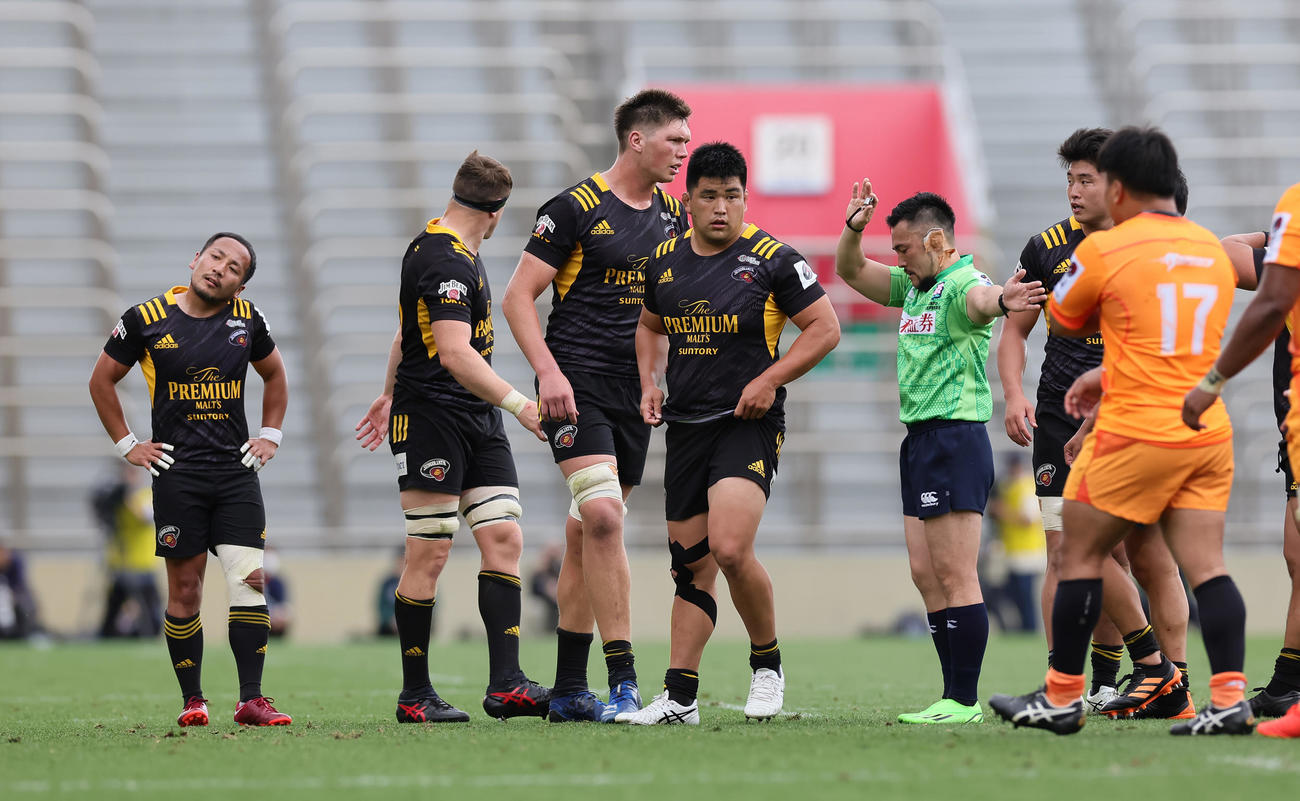 東京ベイ対東京SG　後半、東京SG尾崎のトライがTMO（ビデオ判定）の結果取り消しとなり、悔しそうに首をかしげる流（左端）（撮影・足立雅史）