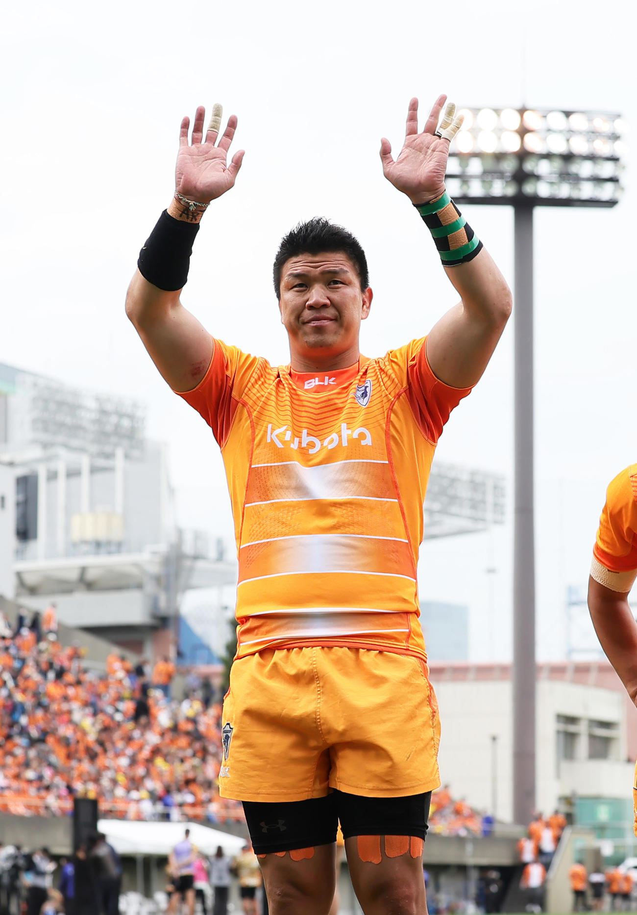 東京ベイ対東京SG　決勝進出を決めスタンドの声援に応える東京ベイ立川（撮影・足立雅史）