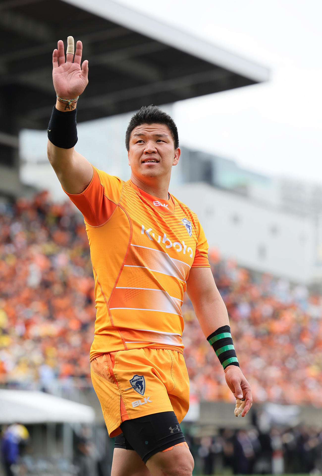 東京ベイ対東京SG　決勝進出を決めスタンドの声援に応える東京ベイ立川。左手には緑のテープが3本巻かれていた（撮影・足立雅史）
