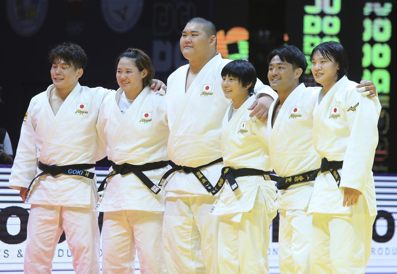 混合団体決勝　逆転で優勝を決め喜ぶ日本の選手たち（AP）