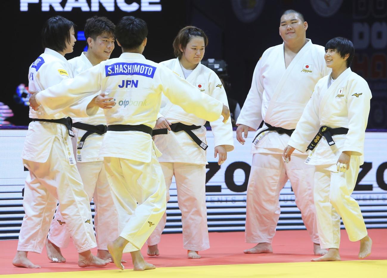 混合団体決勝　フランスに逆転して優勝を決め喜ぶ日本の選手たち（AP）