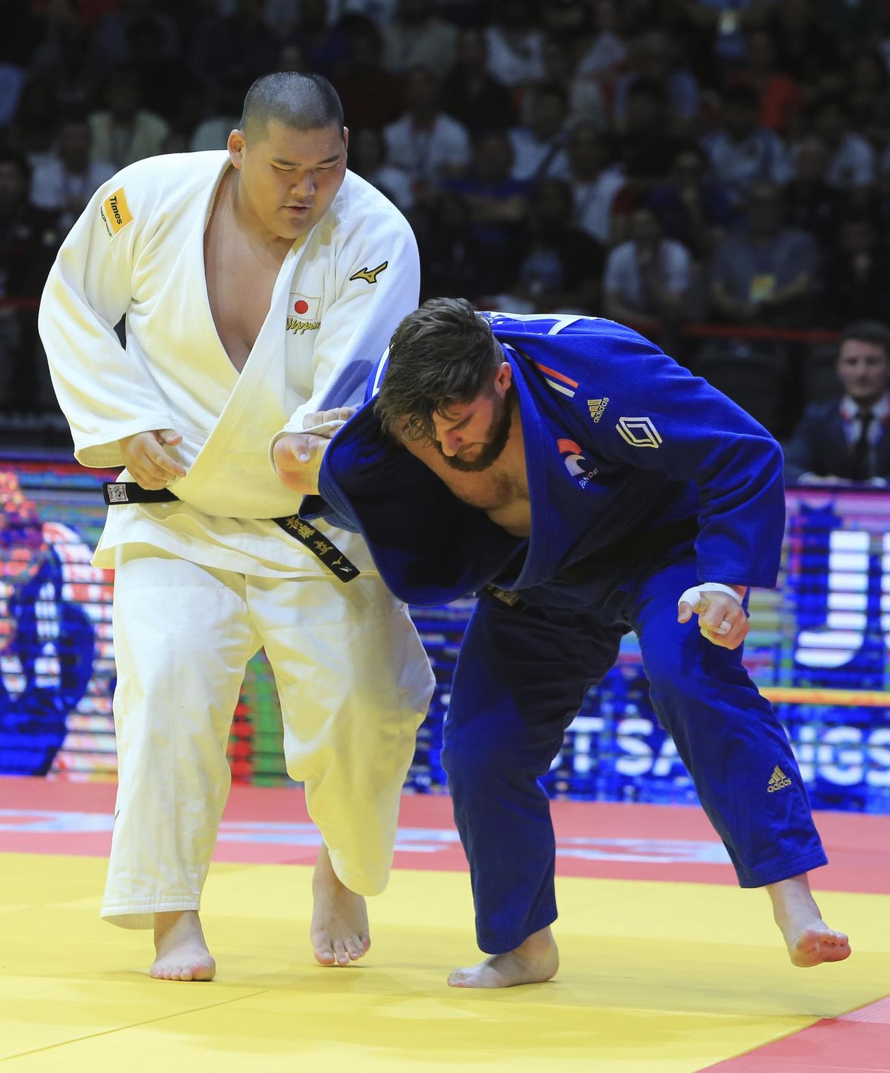 混合団体決勝　フランス選手と対戦した斉藤立(AP)