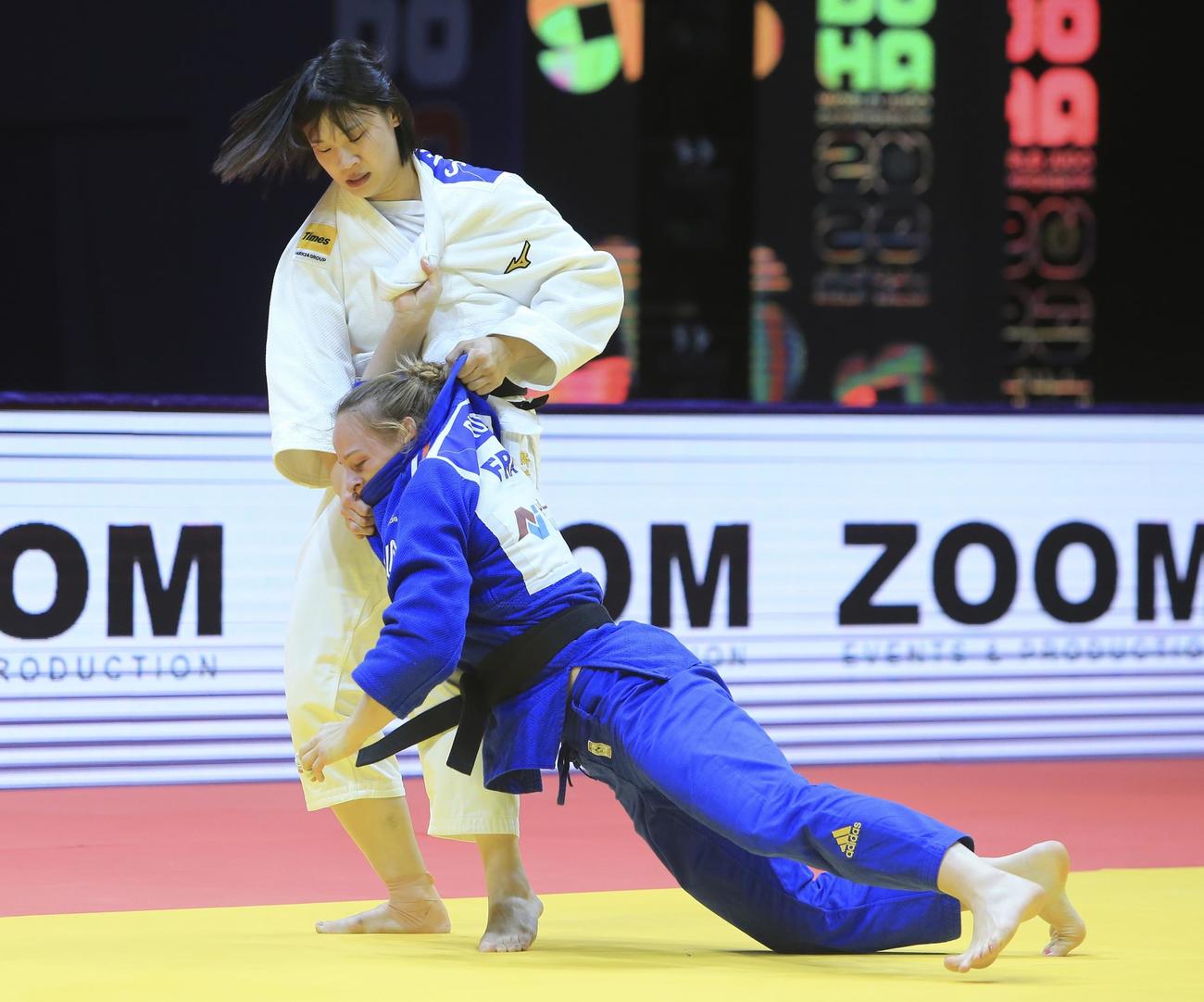 混合団体決勝　新添左季の反則勝ちで日本が優勝を決めた（AP）