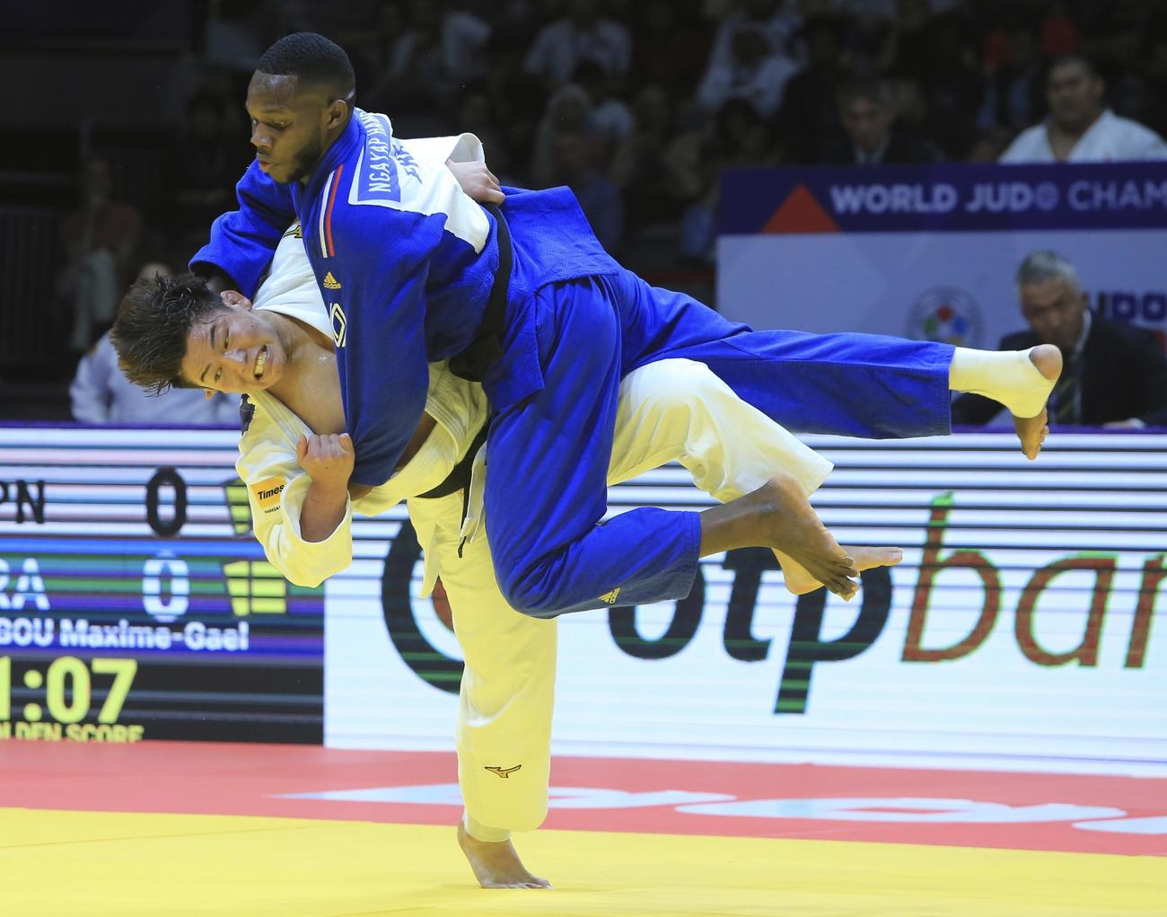 混合団体決勝　フランス選手と対戦した田嶋剛希(AP)