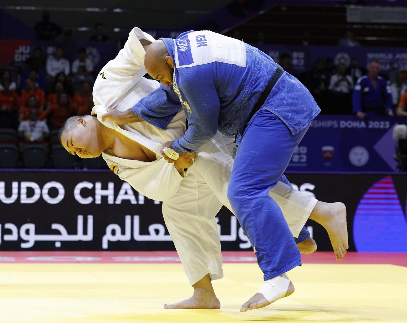 混合団体準決勝　オランダ選手（右）を攻める斉藤立（共同）