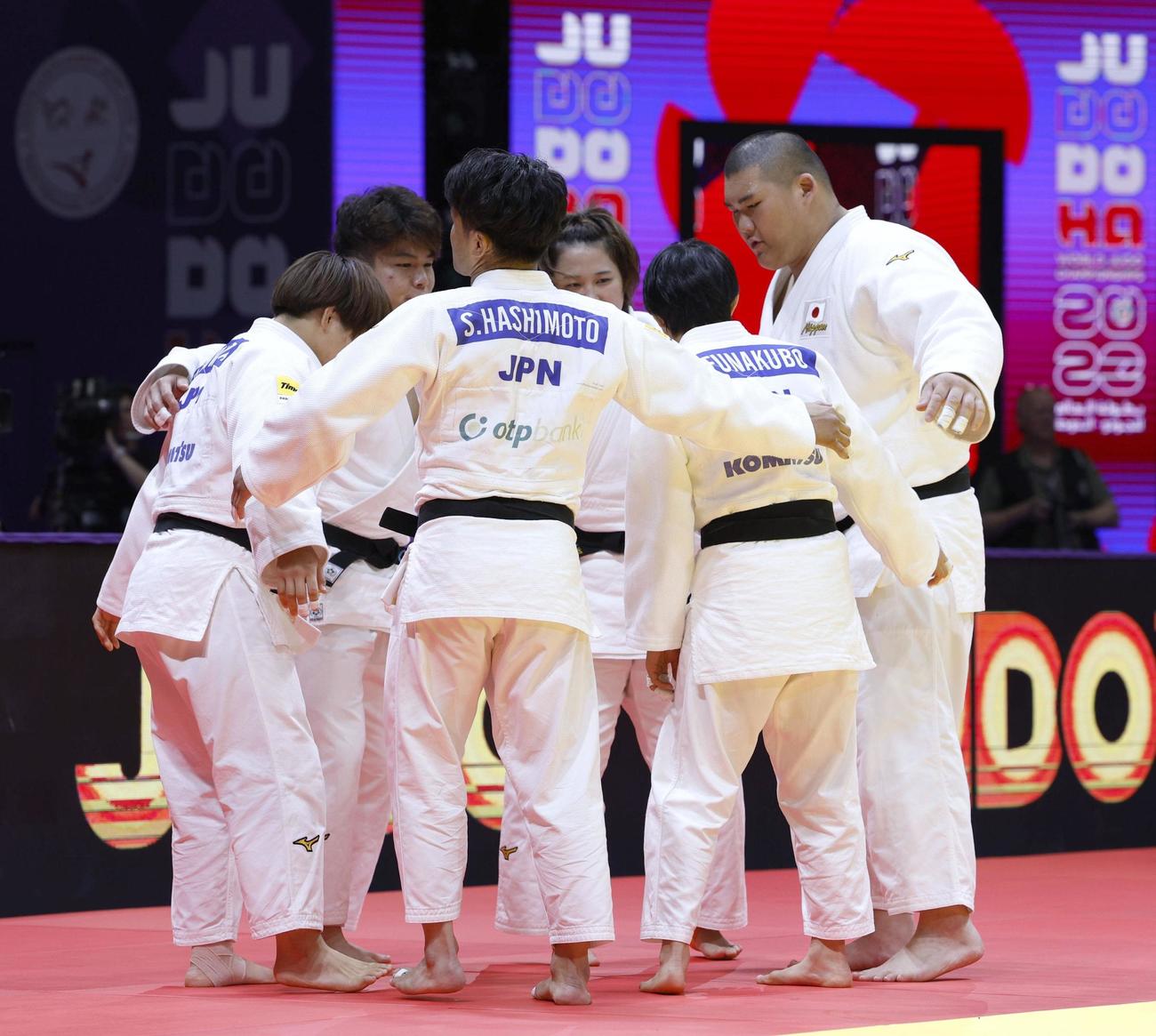 混合団体準決勝のオランダ戦を前に、円陣を組む斉藤立（右端）ら日本（共同）