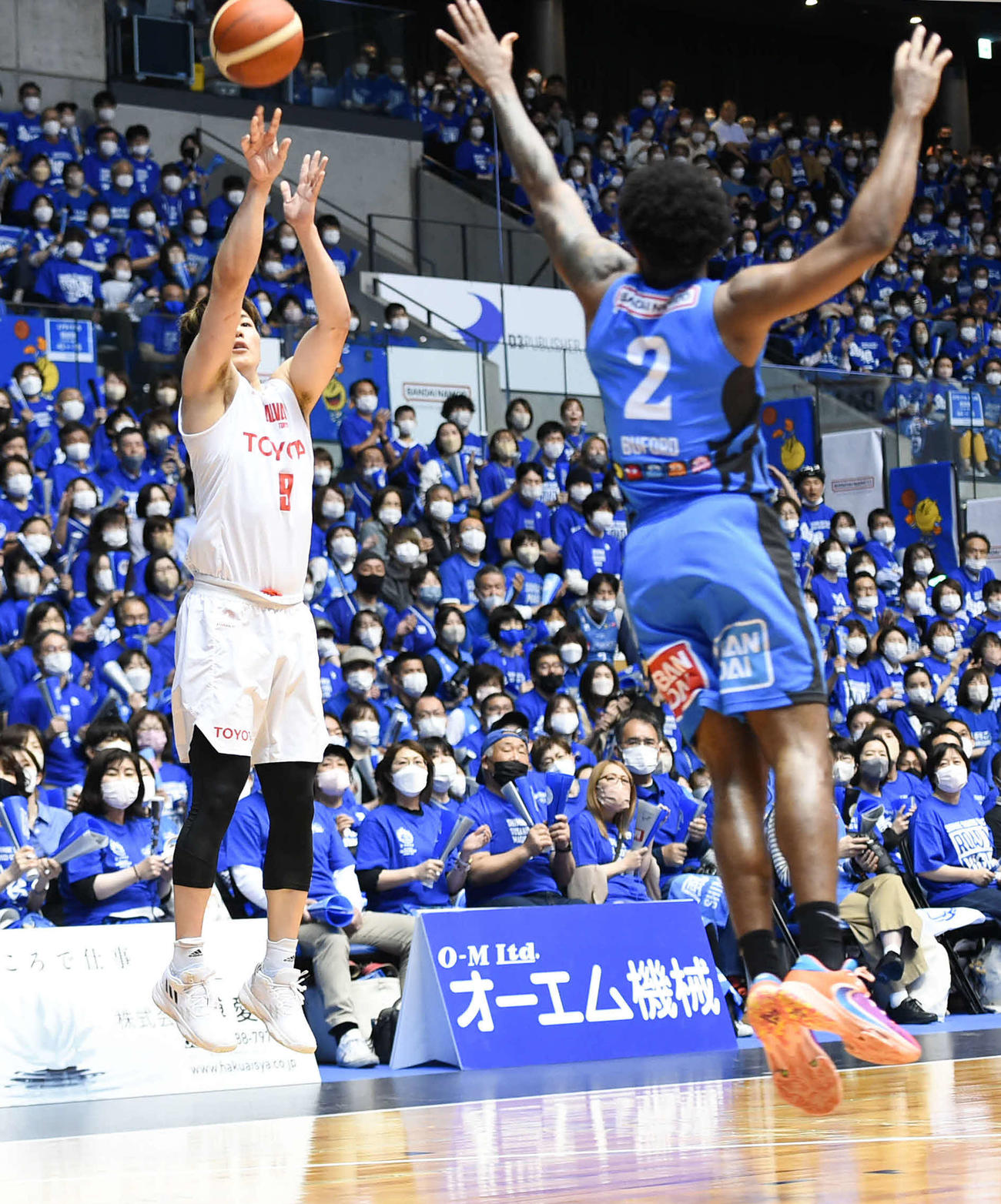 島根対A東京　シュートを放つA東京安藤（左）。右は島根ビュフォード（Bリーグ提供）