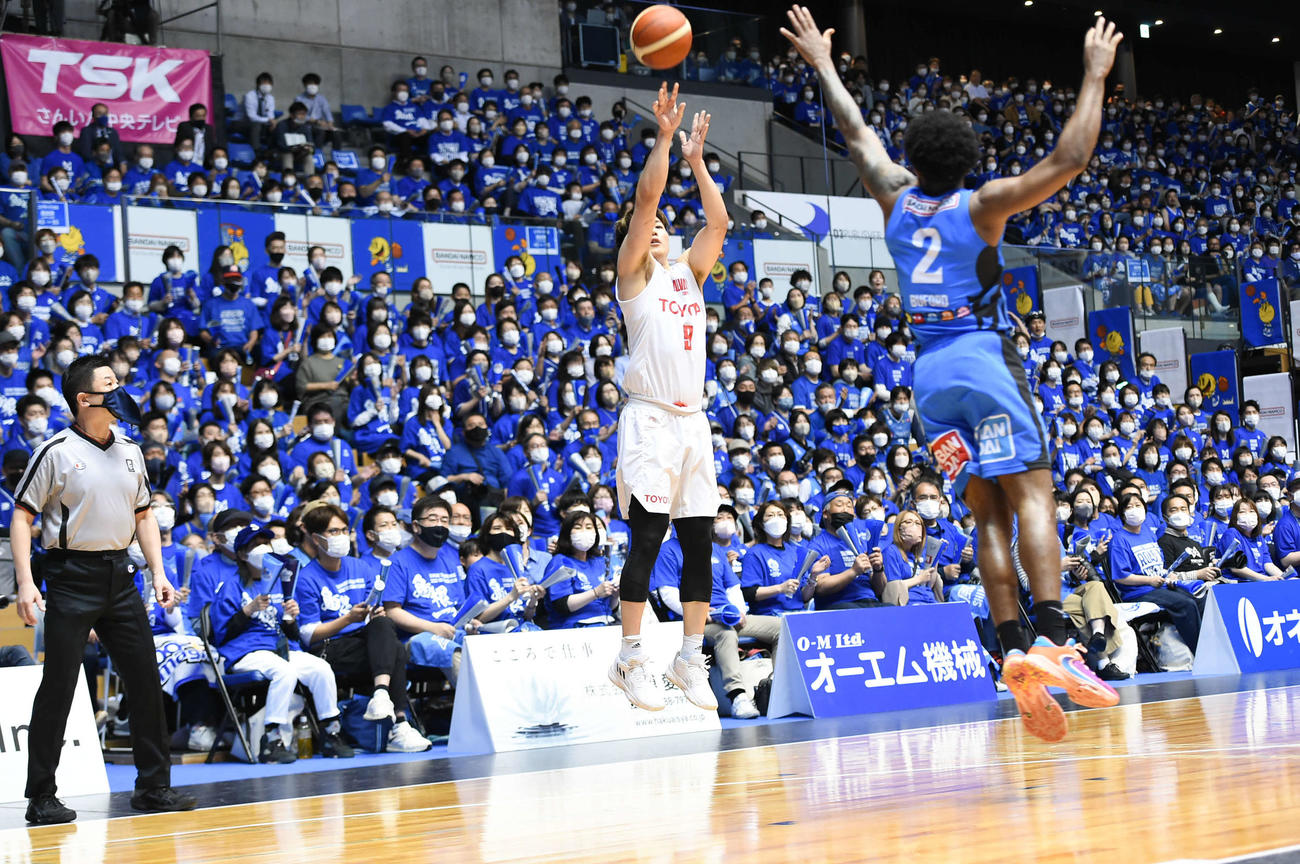 シュートを放つA東京の安藤と島根のビュフォード（Bリーグ提供）