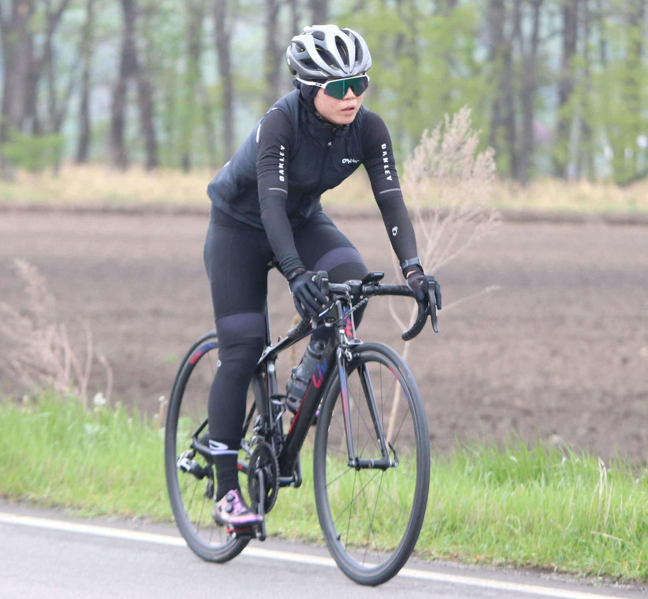 自転車ロードトレーニングを行うスピードスケートの高木（撮影・山崎純一）