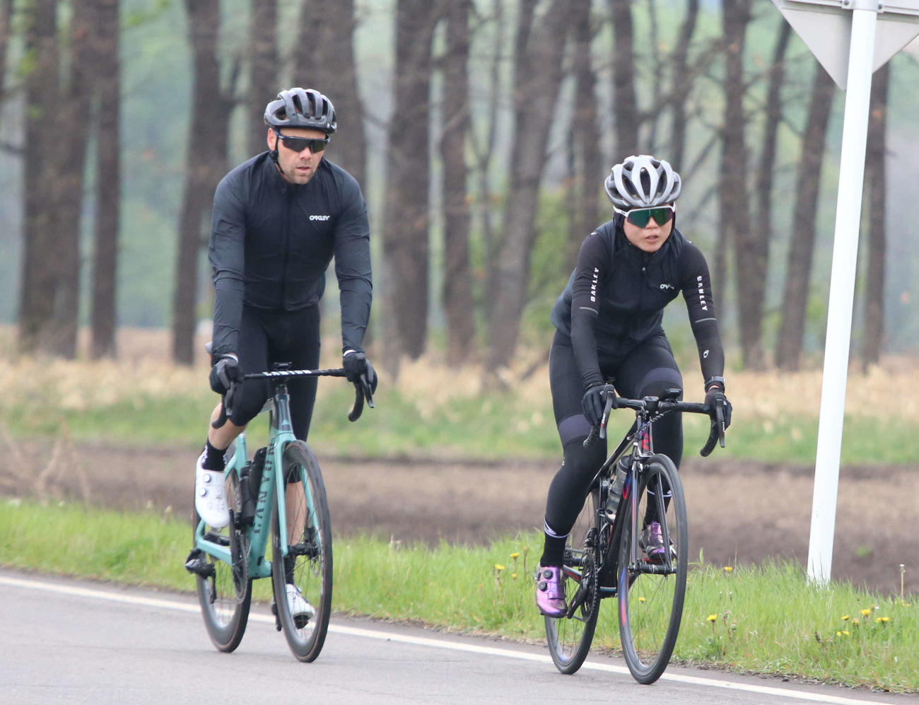 ヨハン・デビット・コーチ（左）とともに自転車ロードトレーニングを行うスピードスケートの高木（撮影・山崎純一）