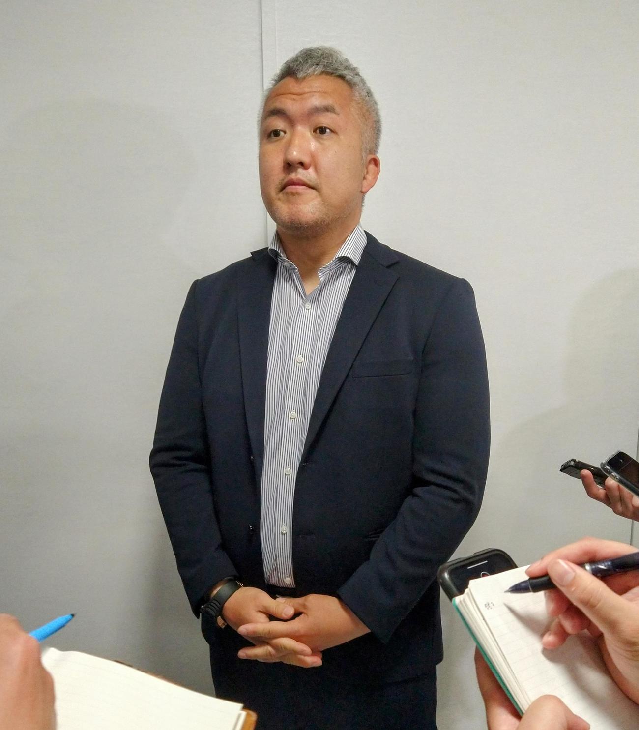 柔道の世界選手権が行われたドーハから帰国した男子日本代表の鈴木桂治監督（撮影・木下淳）
