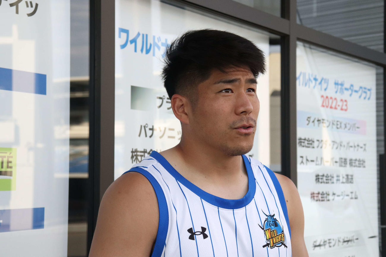 練習後、取材を受ける埼玉SO松田力也（撮影・佐瀬百合子）