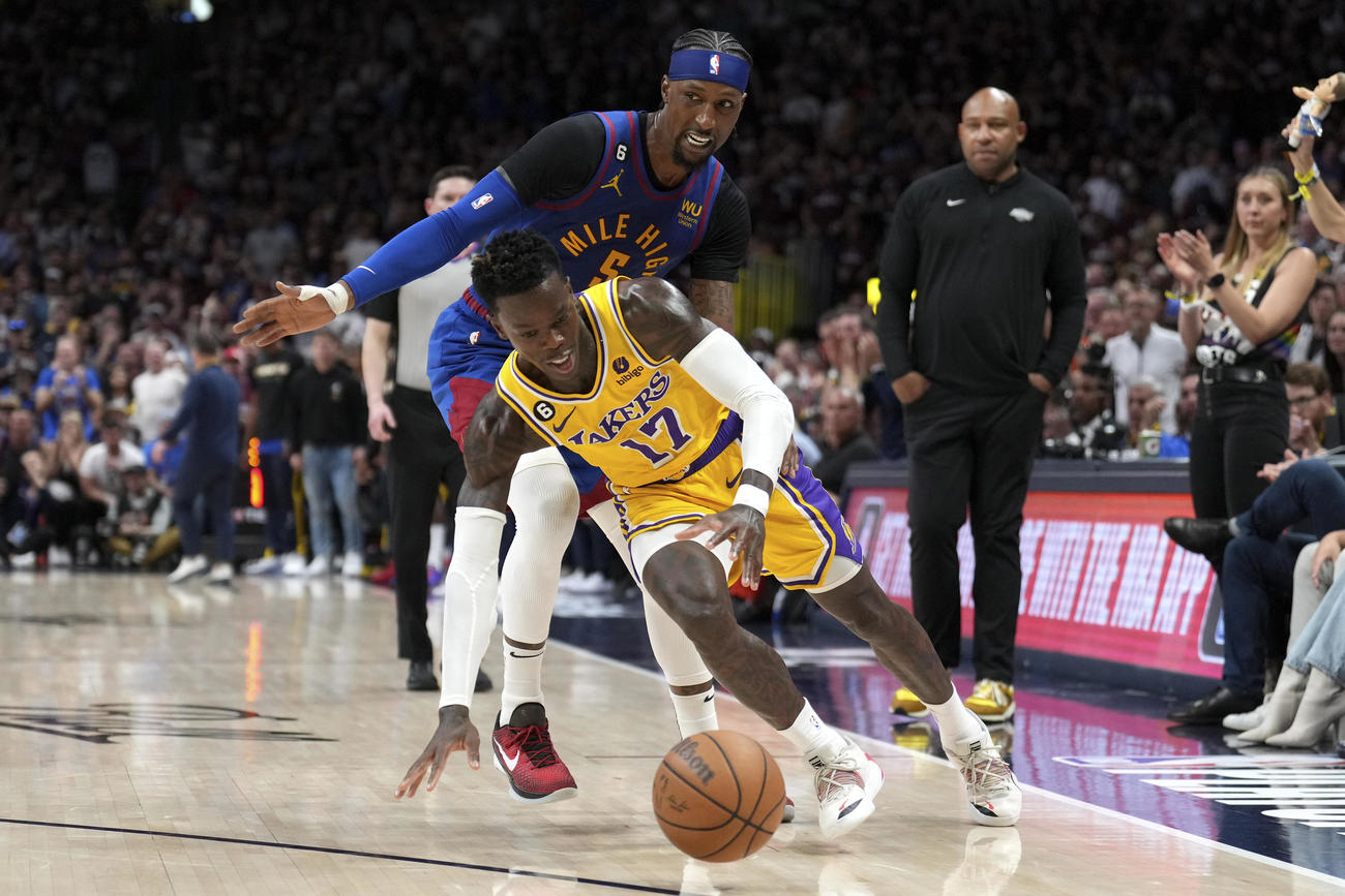 レイカーズのシュルーダーがドライブでナゲッツのコールドウェル・ポープを抜く（AP)