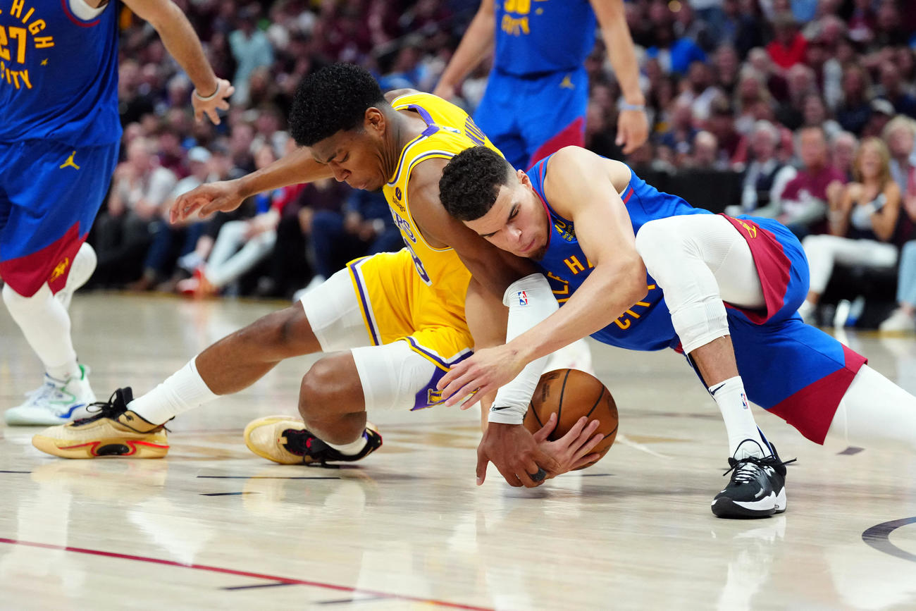 激しくボールを奪い合うレイカーズ八村塁とナゲッツのマイケル・ポーターJr.（USA TODAY）