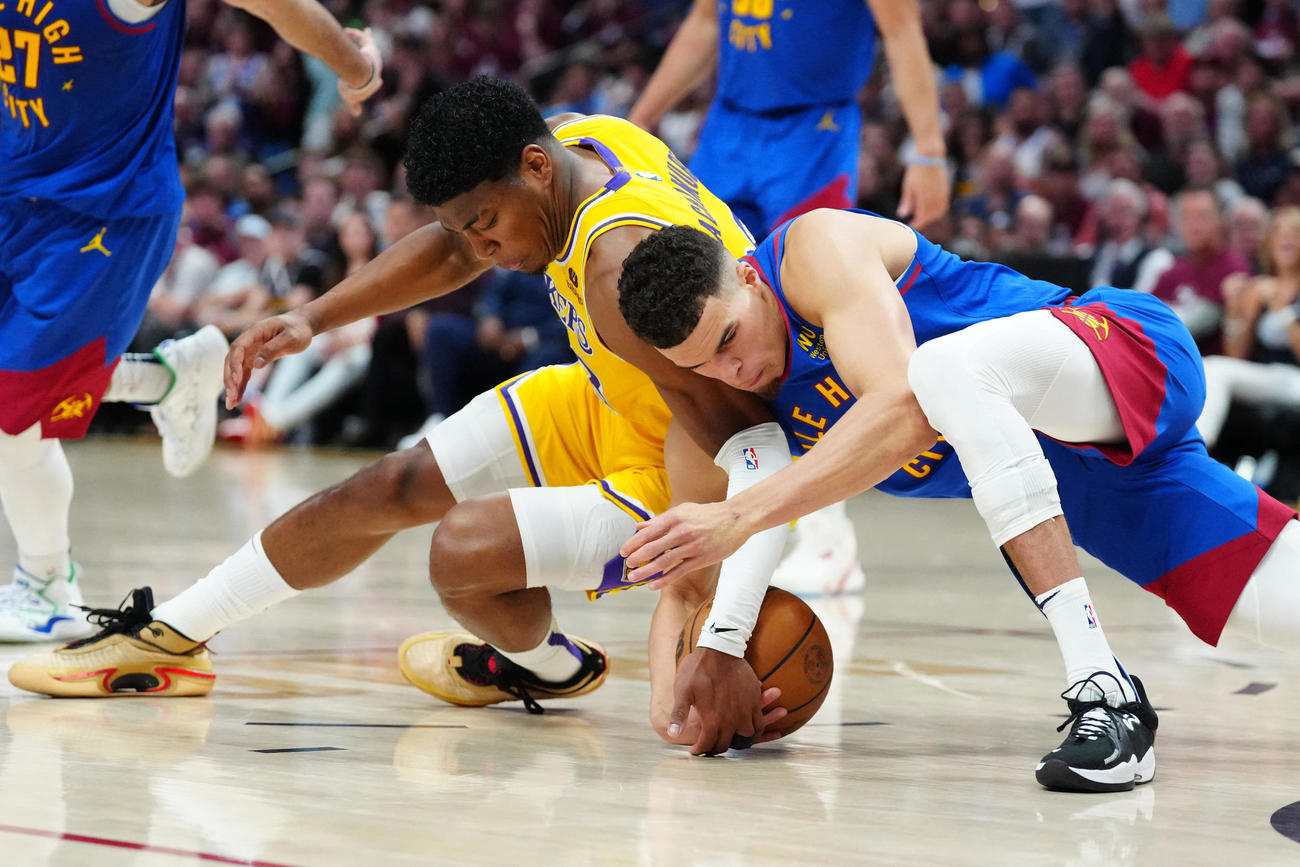 激しくボールを奪い合うレイカーズ八村塁とナゲッツのマイケル・ポーターJr.（USA TODAY）