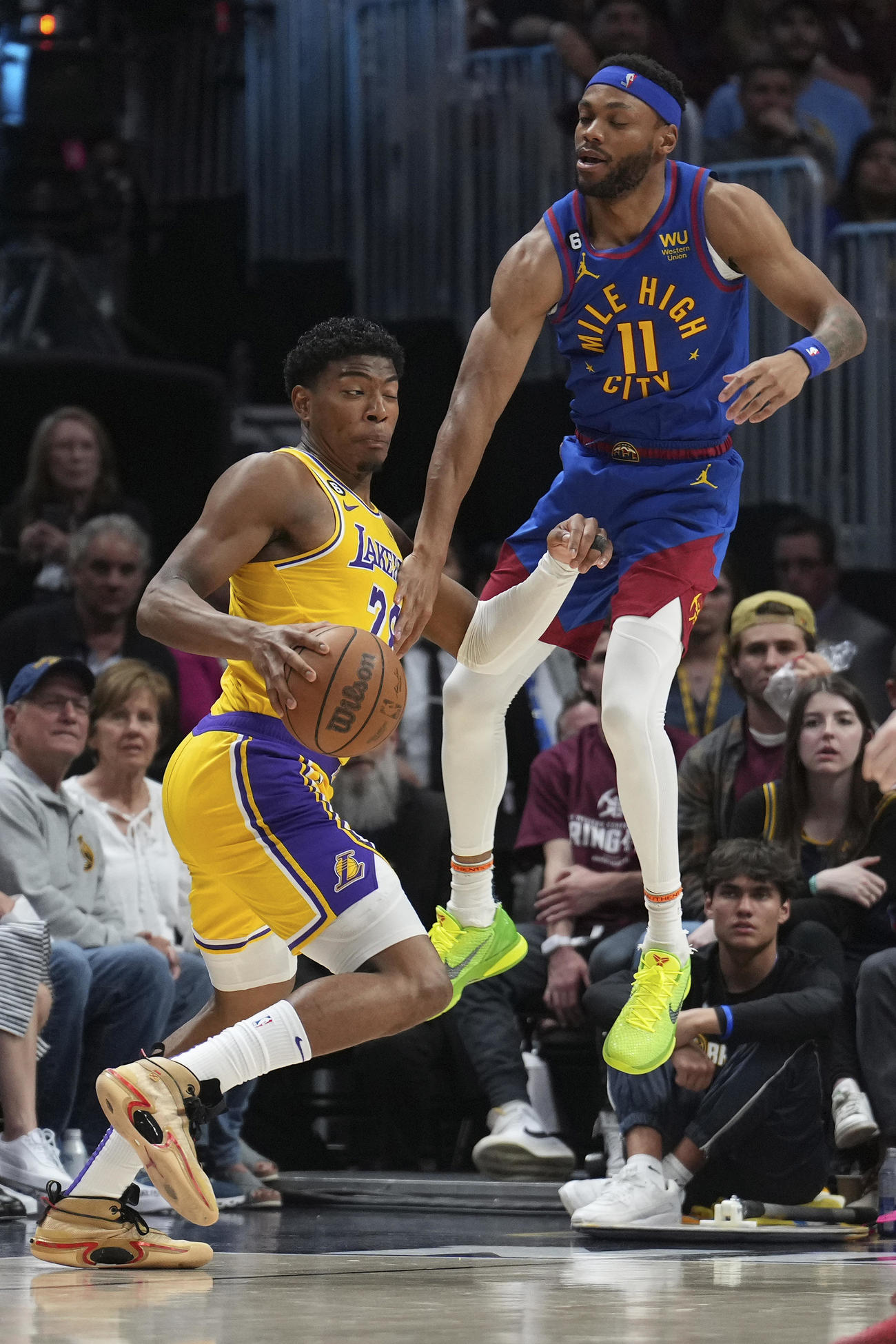 ナゲッツ・ブラウン（右）がディフェンスする中、レイカーズの八村塁が攻め込む（AP)