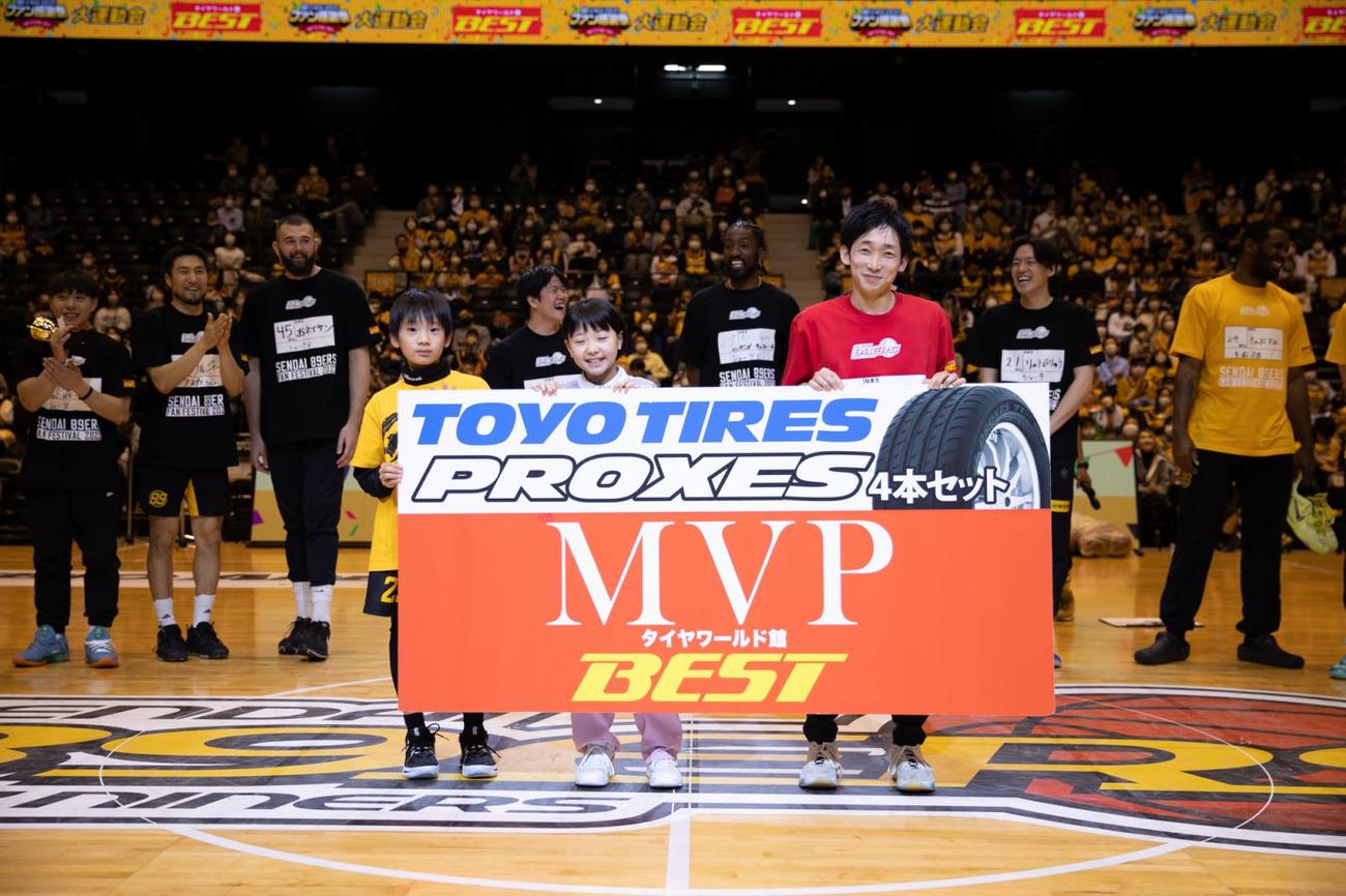 ファン感謝祭大運動会で活躍し、シーズン最後のMVPを獲得した守屋マネジャー（右）（C)SENDAI 89ERS