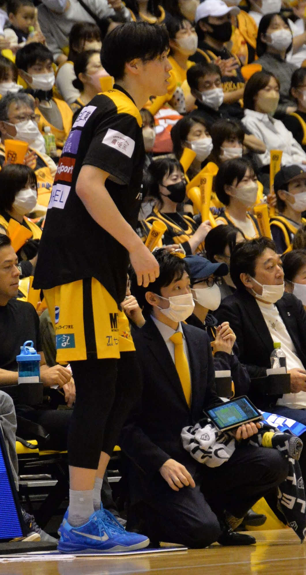 選手交代のサポートをする守屋マネジャー（右）
