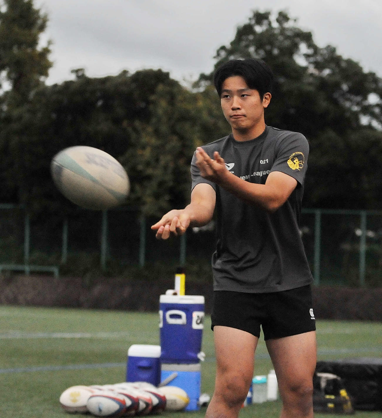 パス練習する静岡聖光学院の小野沢謙真（2022年10月13日撮影）