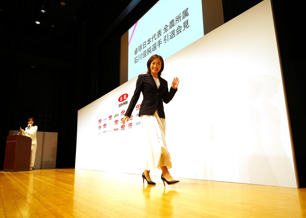 引退会見を終え、引き揚げる石川さん（撮影・江口和貴）