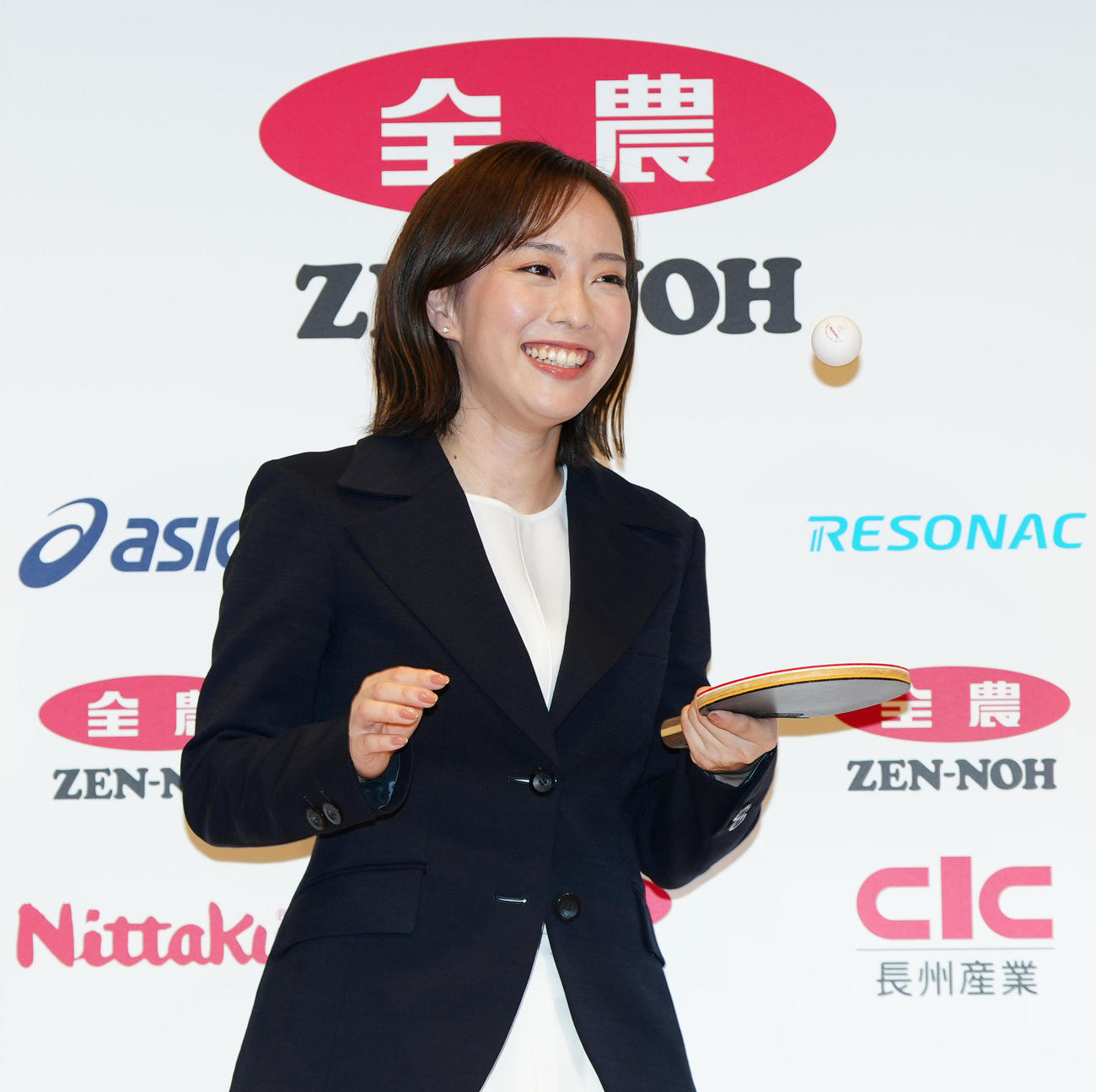 引退会見後、ラケットでボールをバウンドさせる石川さん（撮影・江口和貴）