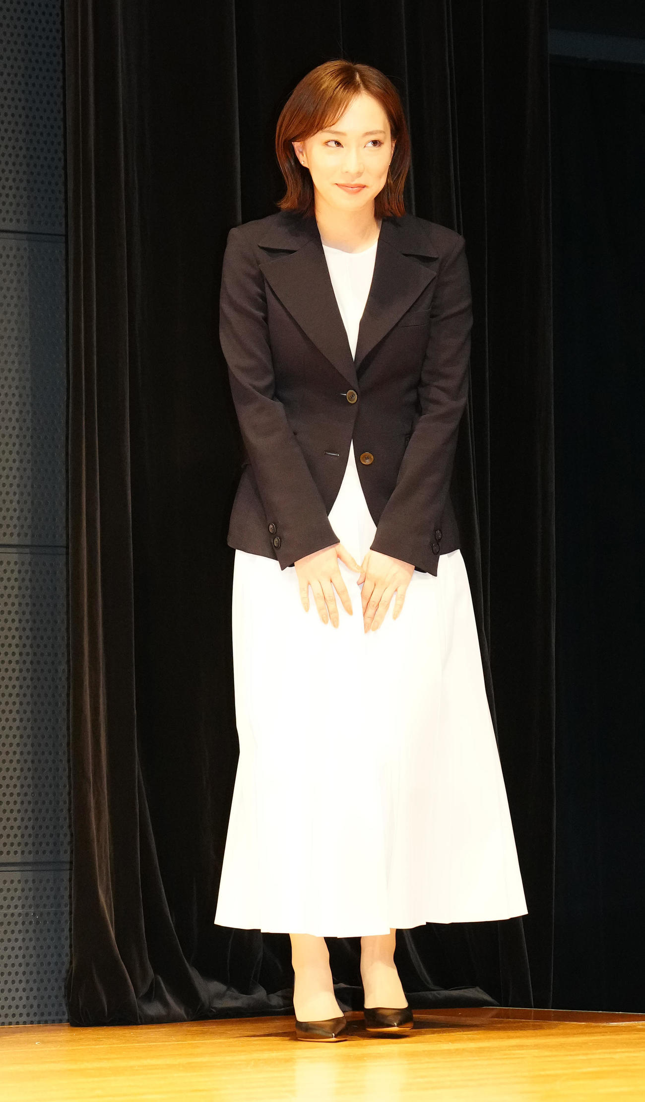 引退会見後、フォトセッションに臨む石川さん（撮影・江口和貴）