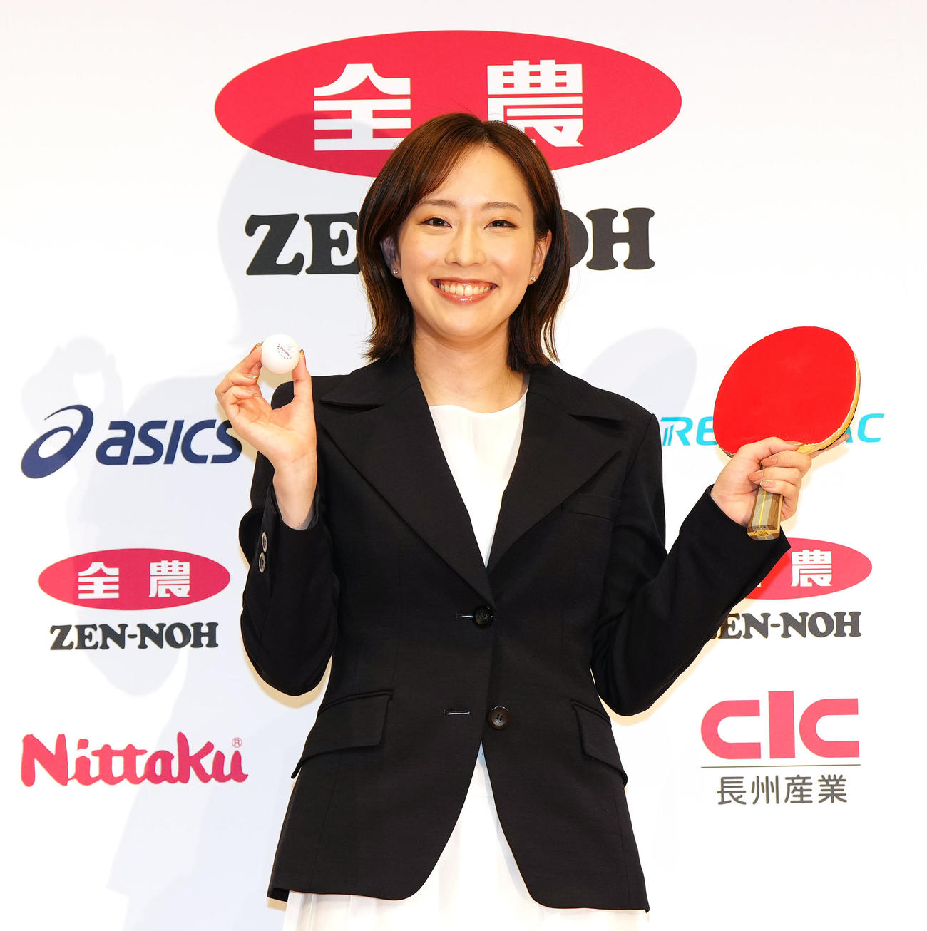 引退会見後、ラケットとボールを手に笑顔を見せる石川さん（撮影・江口和貴）