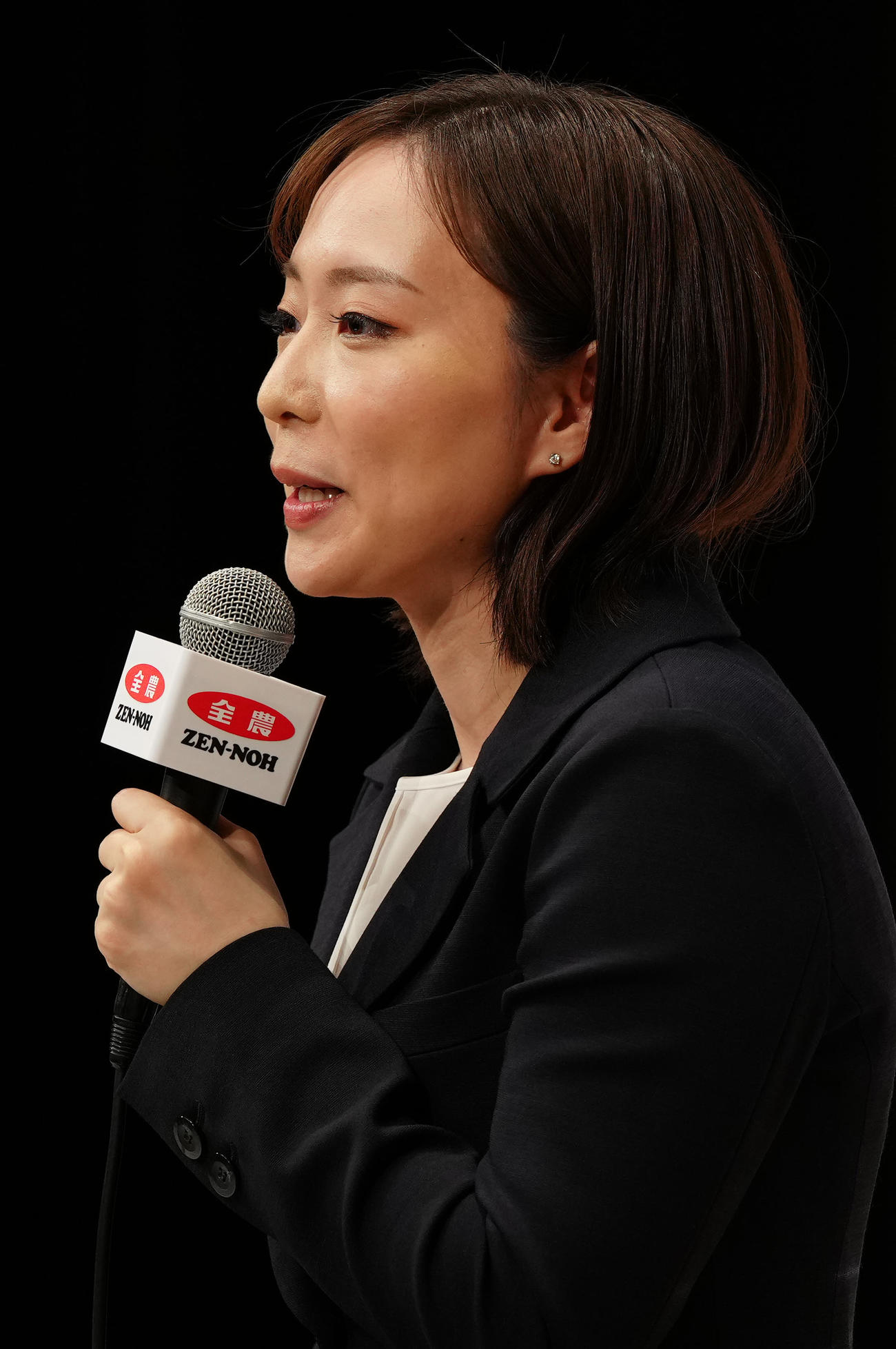 引退会見に臨む石川さん（撮影・江口和貴）