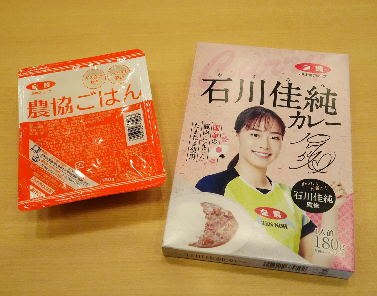 引退会見を行う石川が配ったレトルトカレーとご飯（撮影・江口和貴）